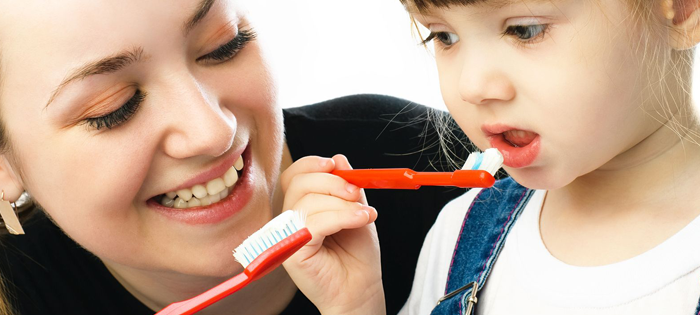 Arte y Ciencia Odontológica - 🪥La OMS recomienda el cepillado con pastas  dental con al menos 1000 ppm de Flúor desde que erupciona el primer diente  (aprox. 6 meses de edad), es